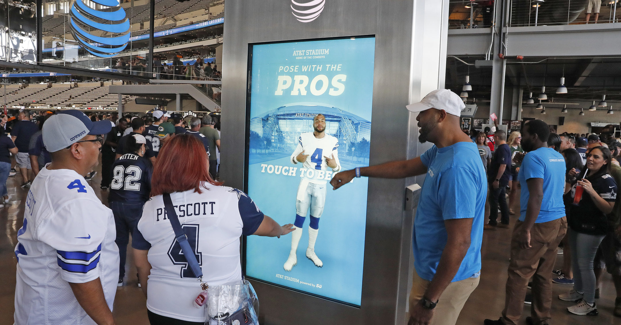 Cowboy fans love 'Pose with the Pros' feature at AT&T Stadium